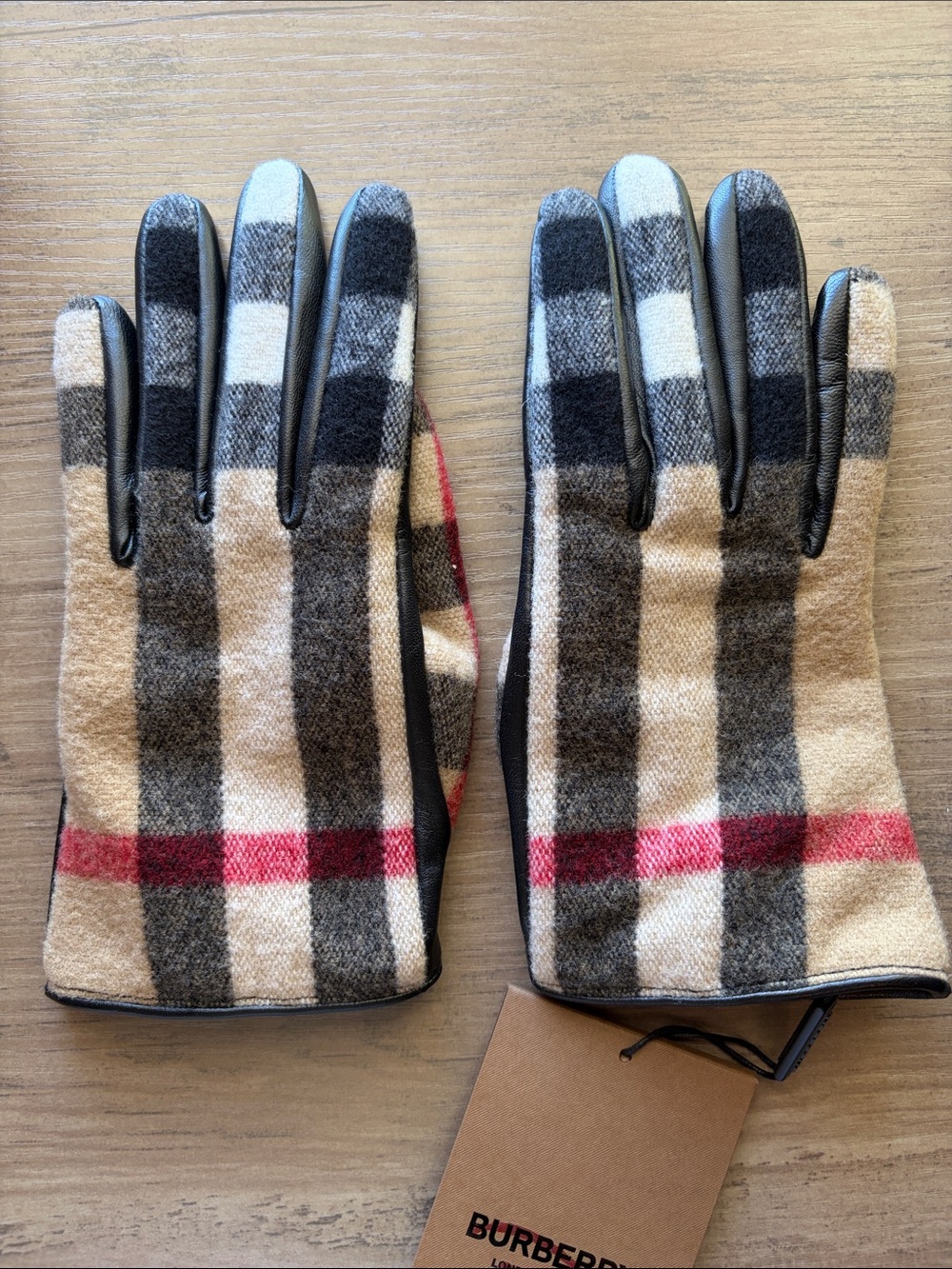 NWT Burberry Victoria Archive Beige Check gloves size 7
